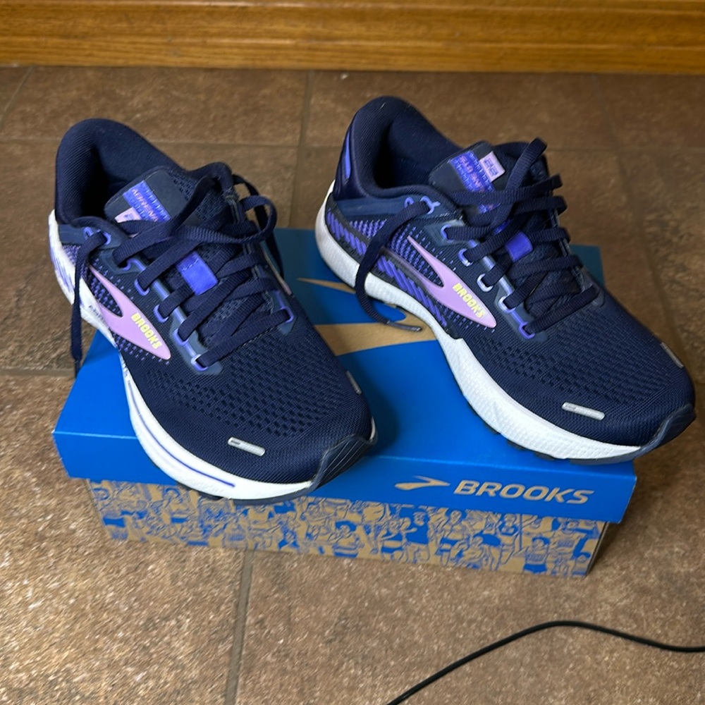 Women’s Brooks Adrenaline GTS New never wore outside. Size 6.5
